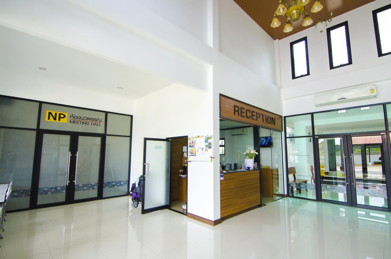 Np Hotel Бурирам Екстериор снимка