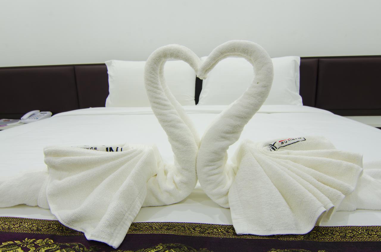 Np Hotel Бурирам Екстериор снимка