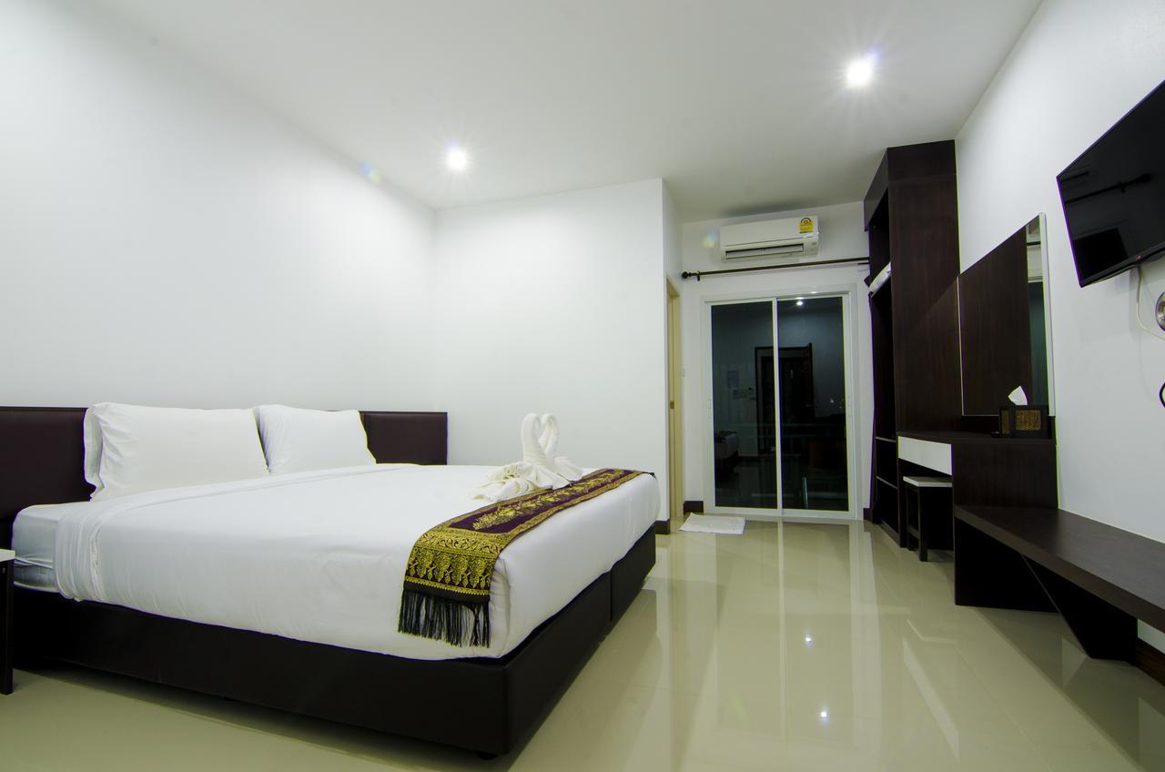 Np Hotel Бурирам Екстериор снимка