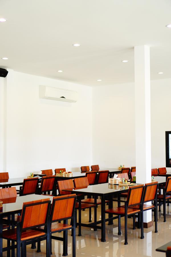 Np Hotel Бурирам Екстериор снимка