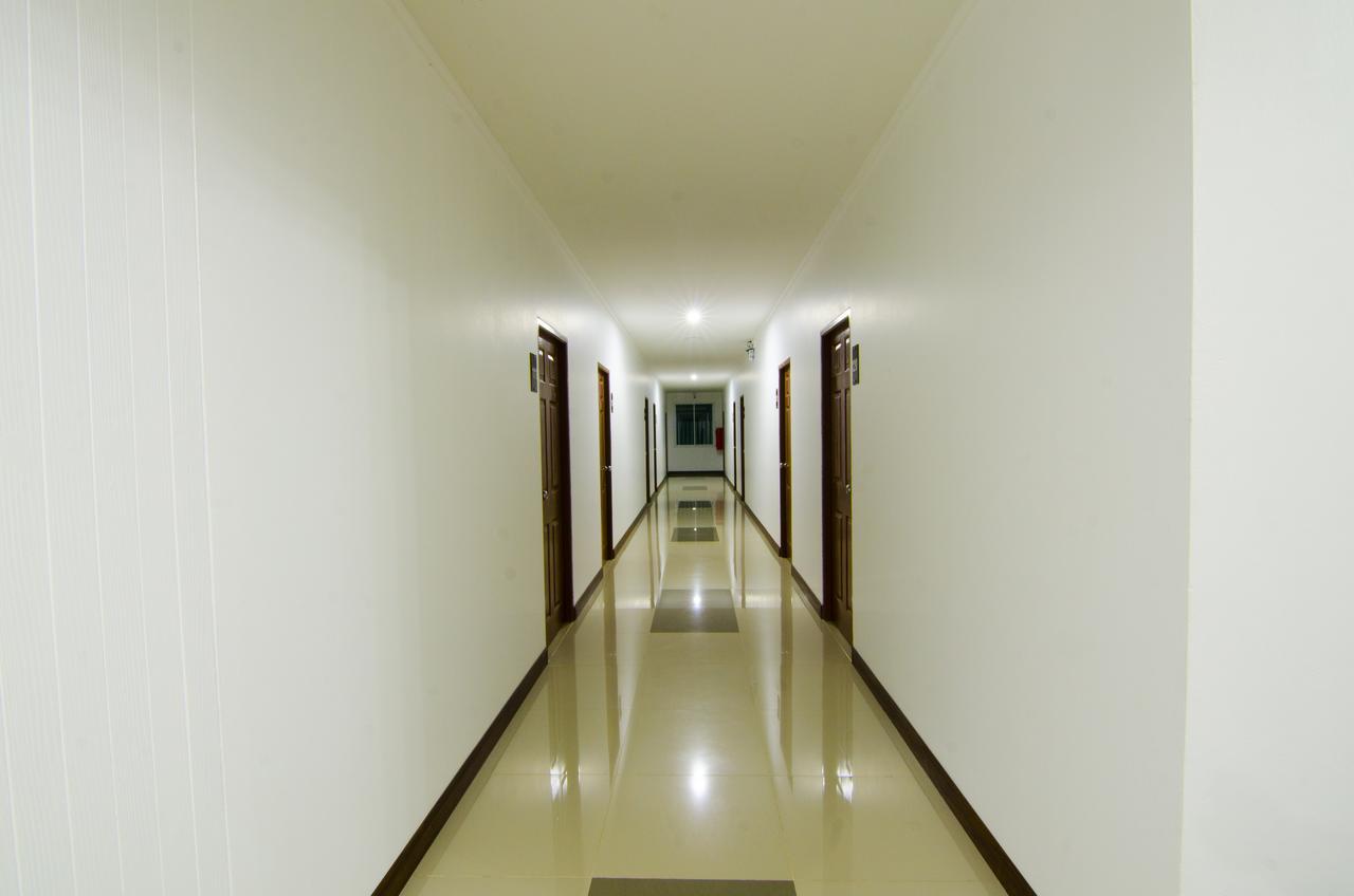 Np Hotel Бурирам Екстериор снимка