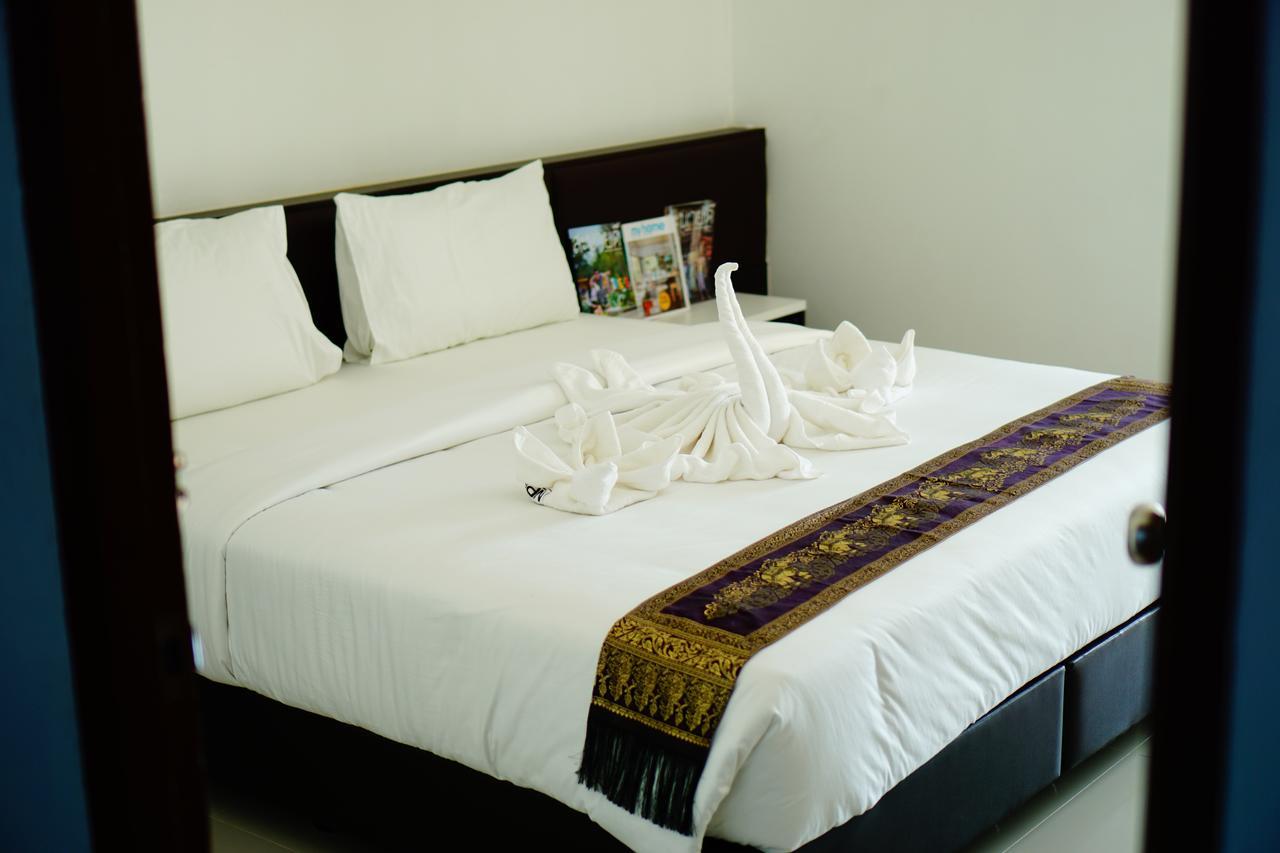 Np Hotel Бурирам Екстериор снимка