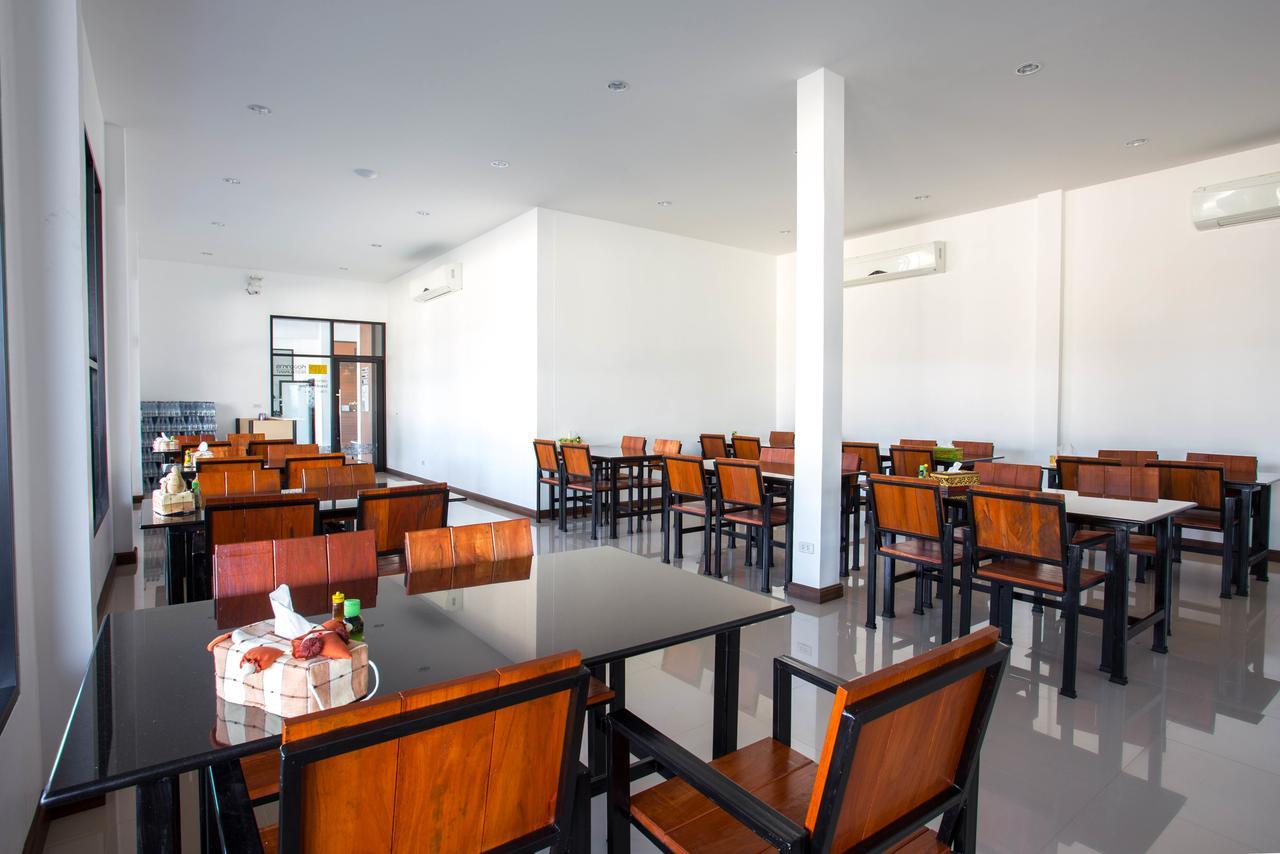 Np Hotel Бурирам Екстериор снимка