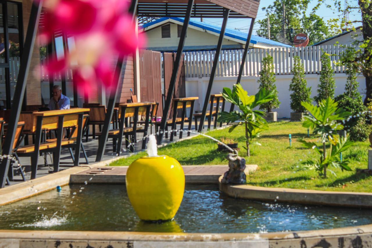 Np Hotel Бурирам Екстериор снимка