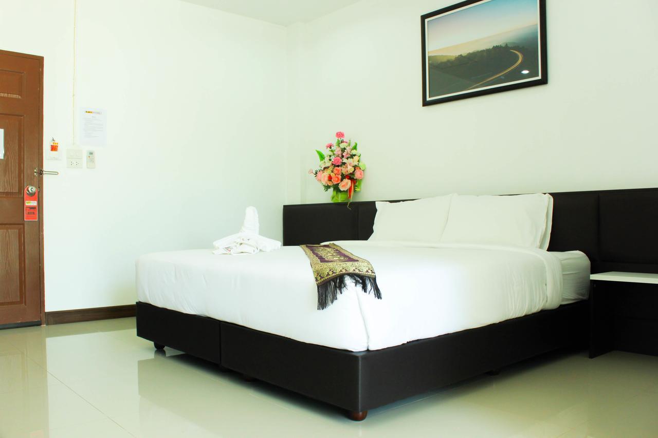 Np Hotel Бурирам Екстериор снимка
