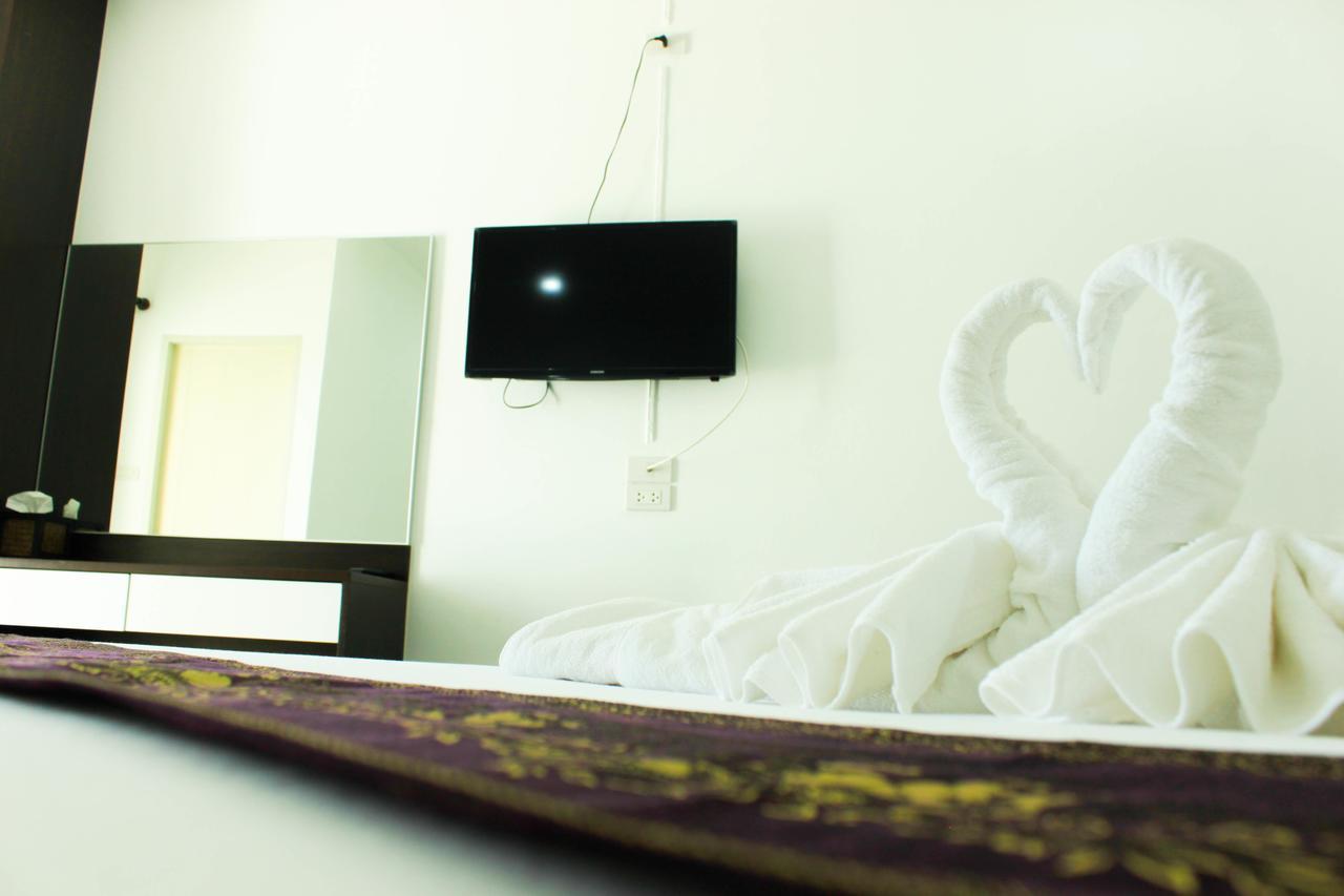 Np Hotel Бурирам Екстериор снимка