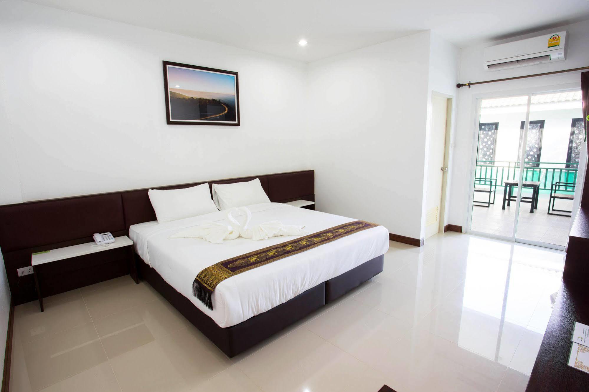 Np Hotel Бурирам Екстериор снимка