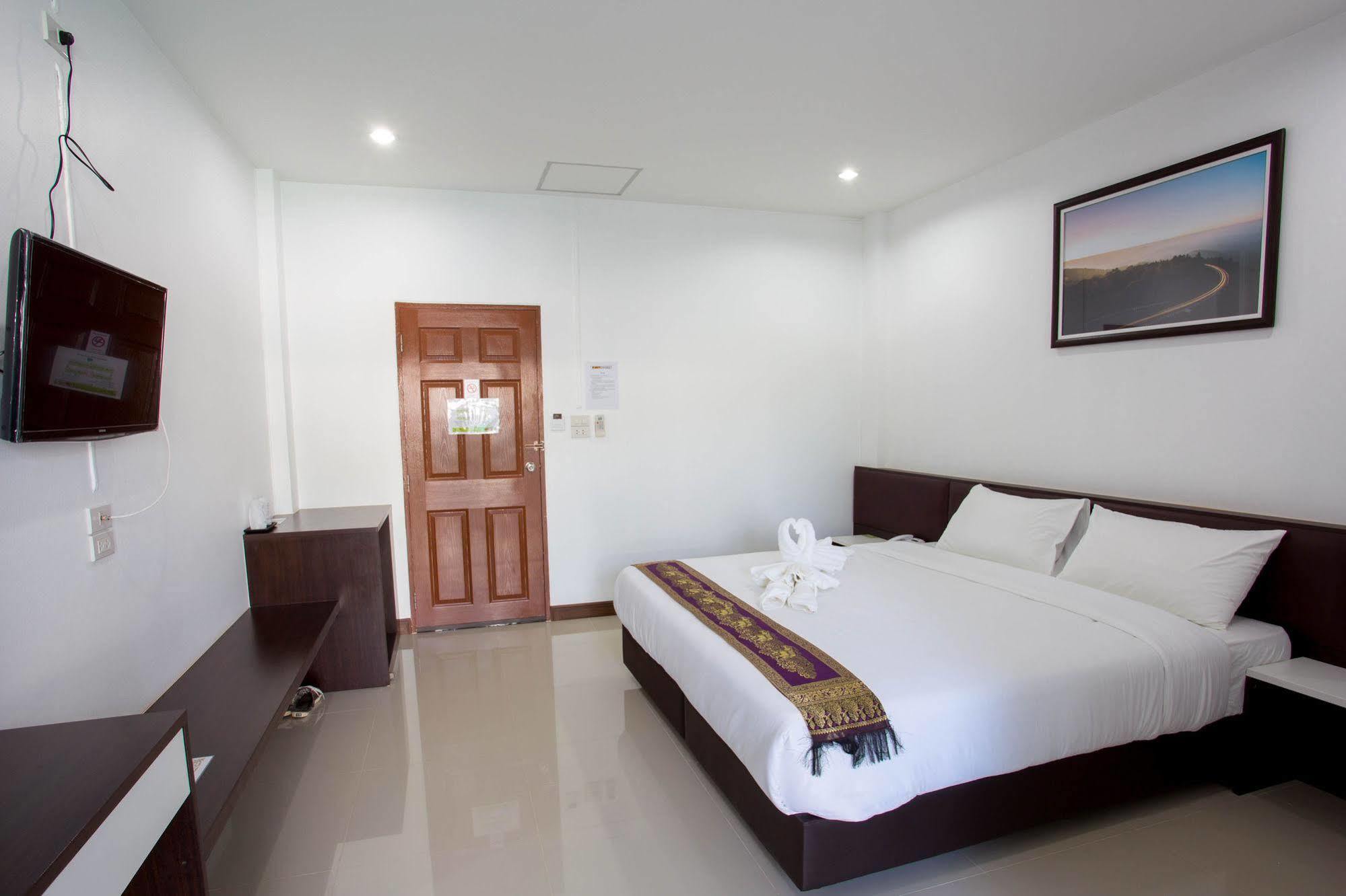 Np Hotel Бурирам Екстериор снимка