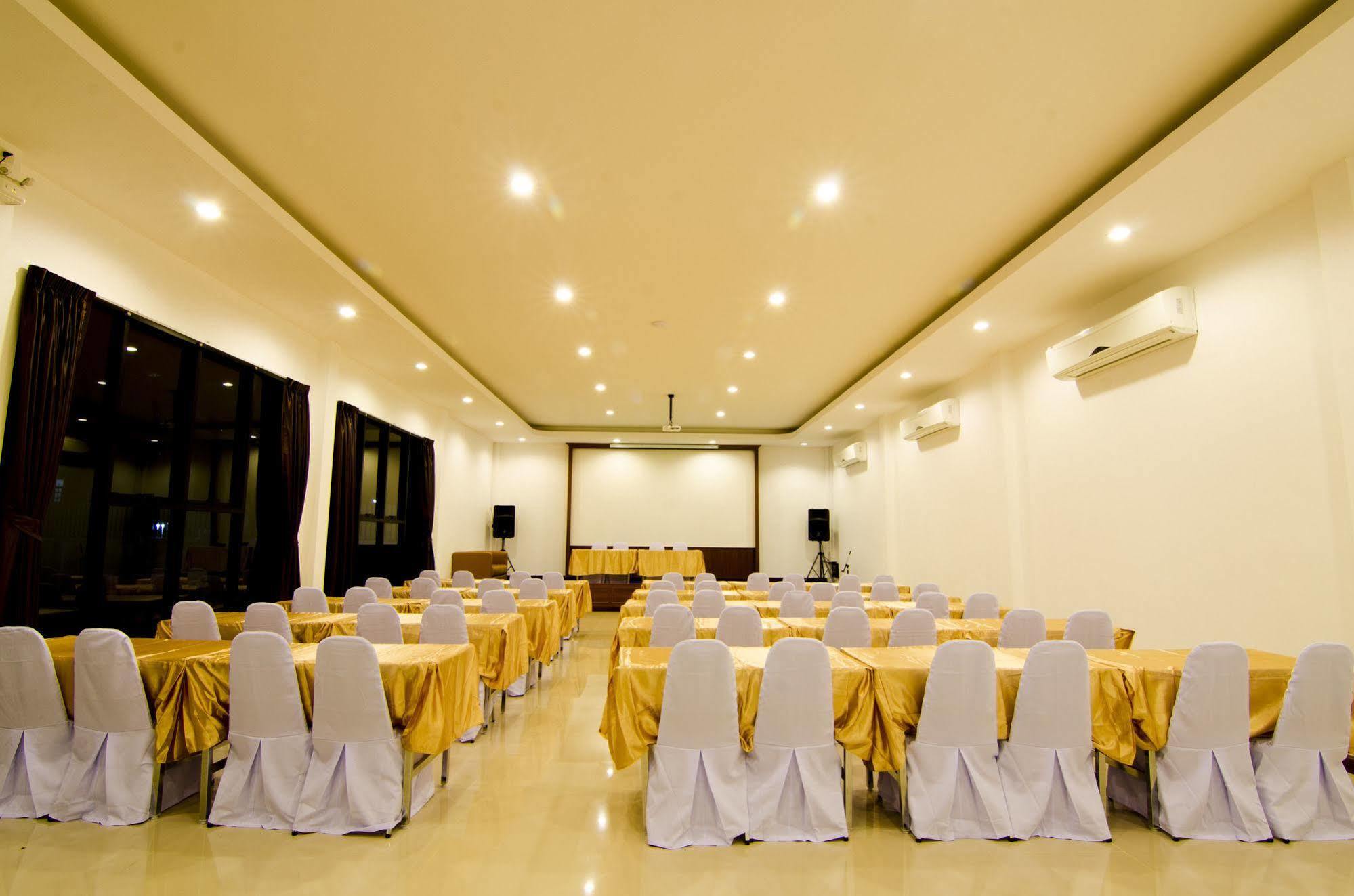Np Hotel Бурирам Екстериор снимка