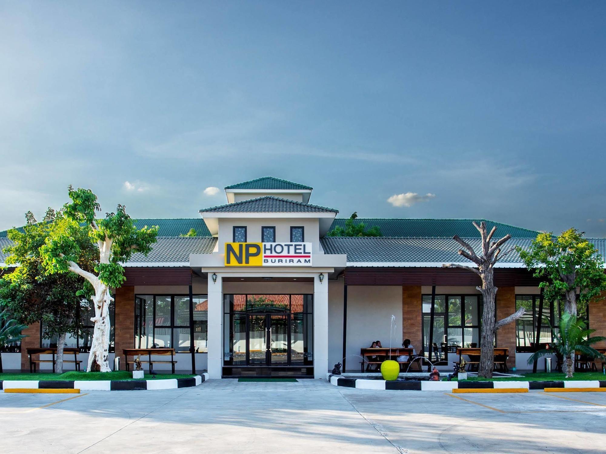 Np Hotel Бурирам Екстериор снимка