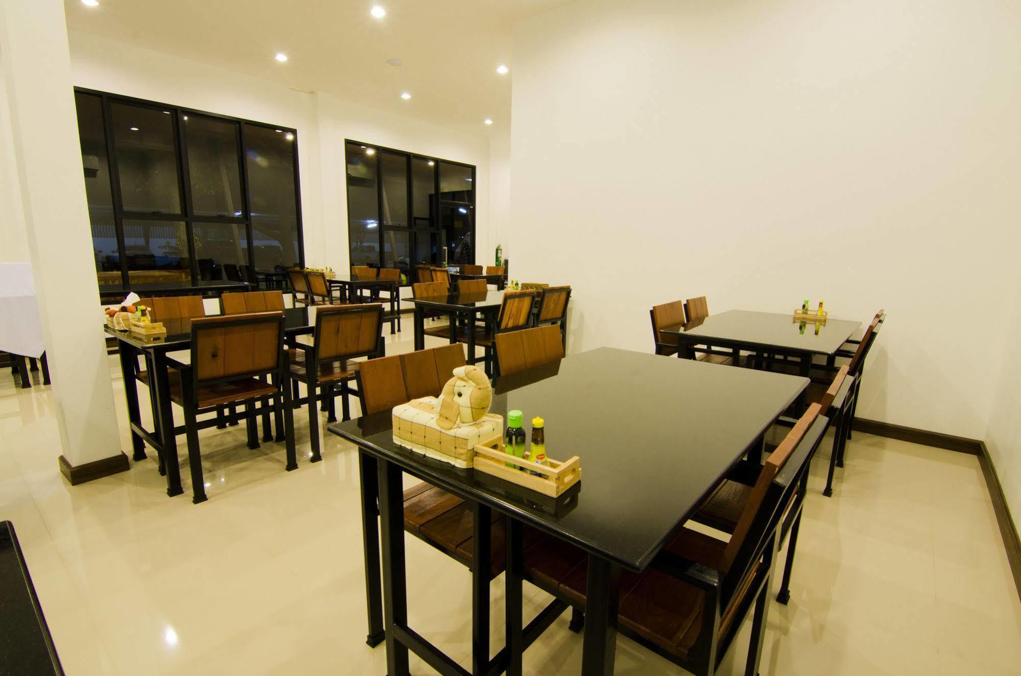Np Hotel Бурирам Екстериор снимка