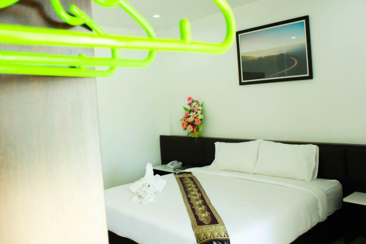 Np Hotel Бурирам Екстериор снимка
