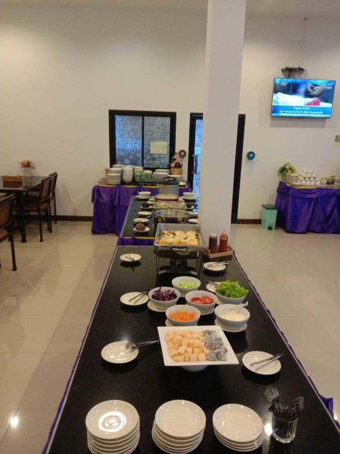 Np Hotel Бурирам Екстериор снимка